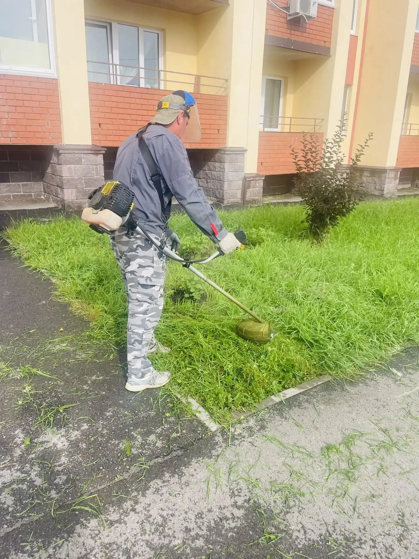 В жилом комплексе "Михайловка Place" собран мусор, почищены урны, приведены в порядок к...