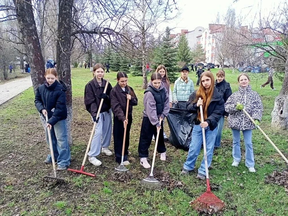 СУББОТНИК В МБОУ "СОШ N3": ВКЛАД В ЧИСТОТУ И УЮТ 🌿🌿🌿🌿🌿🌿🌿🌿🌿🌿  ☘️Чистота начинается с нас: 💪 Коллектив