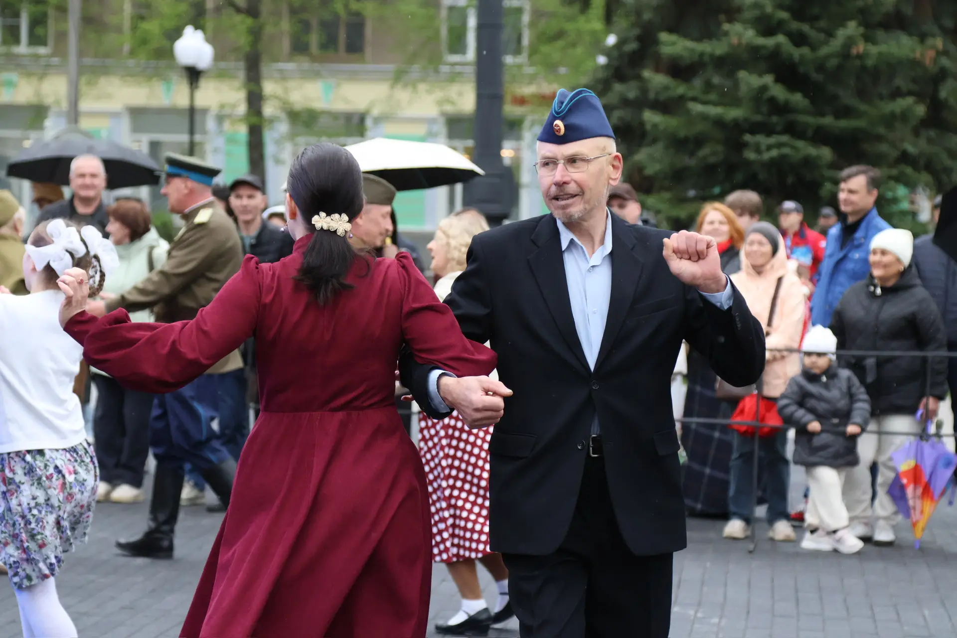 🌸 Танцуя, помним: «Вальс Победы» объединил поколения в Ступино  В День Победы на площади в Ступино п