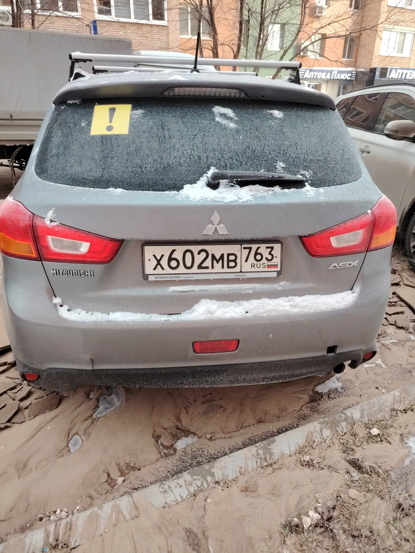 Хозяева автомобилей срочно уберите свои машины, они мешают производить аварийные работы.