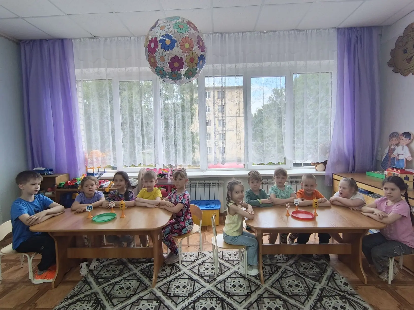 👮В старшей "Б" группе сегодня прошла увлекательная игра -викторина для детей "Знатоки ПДД", где реб