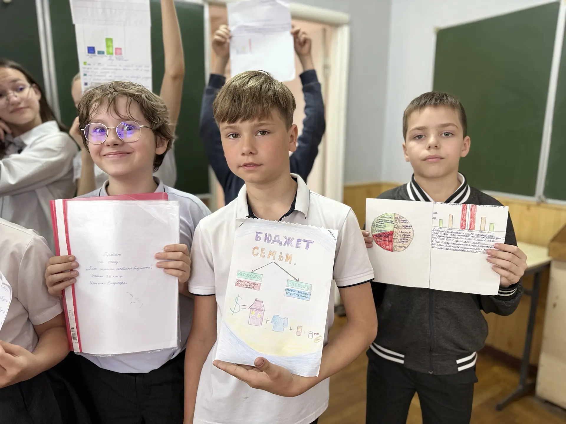 На уроке математики в 5 классе провели необычный эксперимент. 📊 Вместо абстрактных задач из учебника