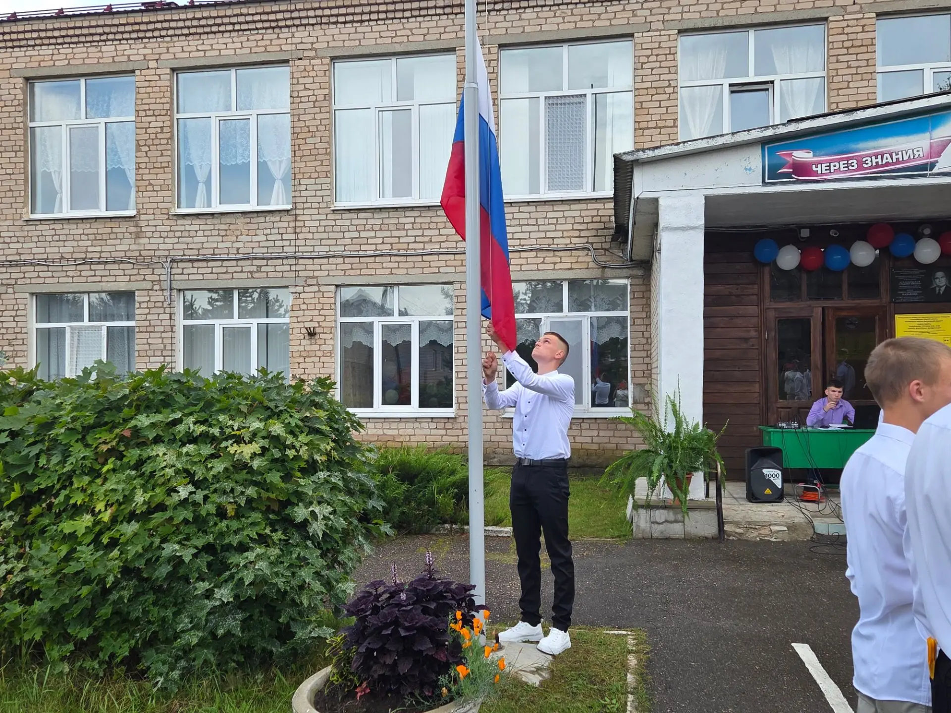 🔔🔔🔔С Днем знаний! В Селезневской средней школе дан старт новому учебному году.