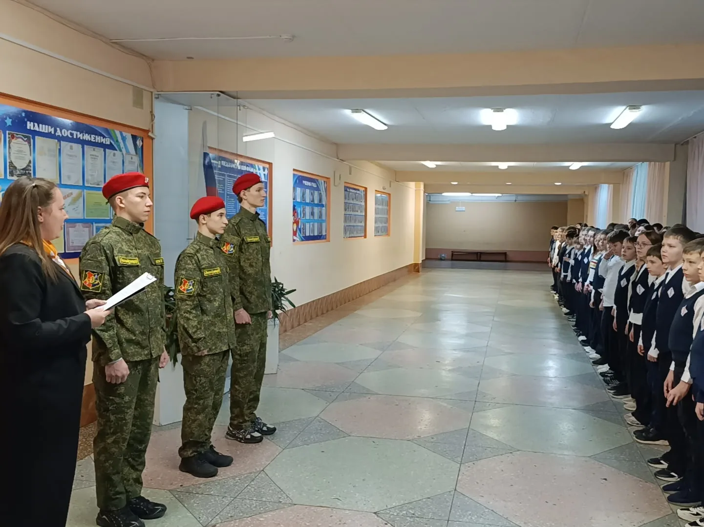 🇷🇺Новая учебная неделя в нашей школе традиционно началась с торжественного вноса флага и исполнения 
