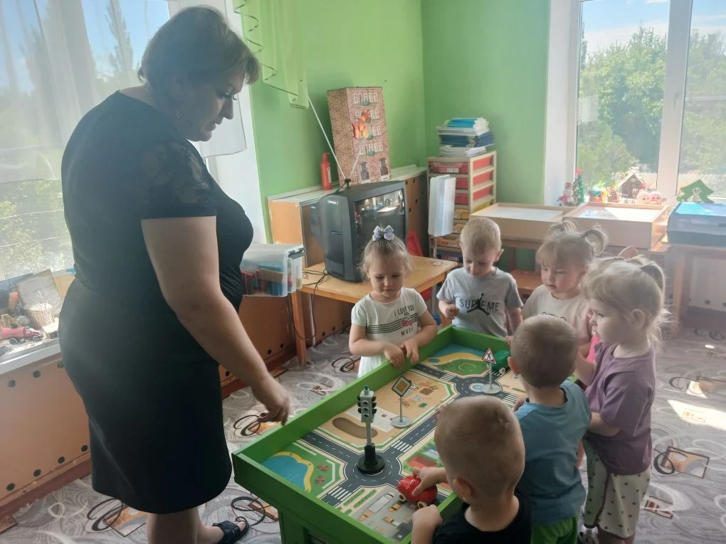 Первое знакомство с пешеходным переходом и светофором