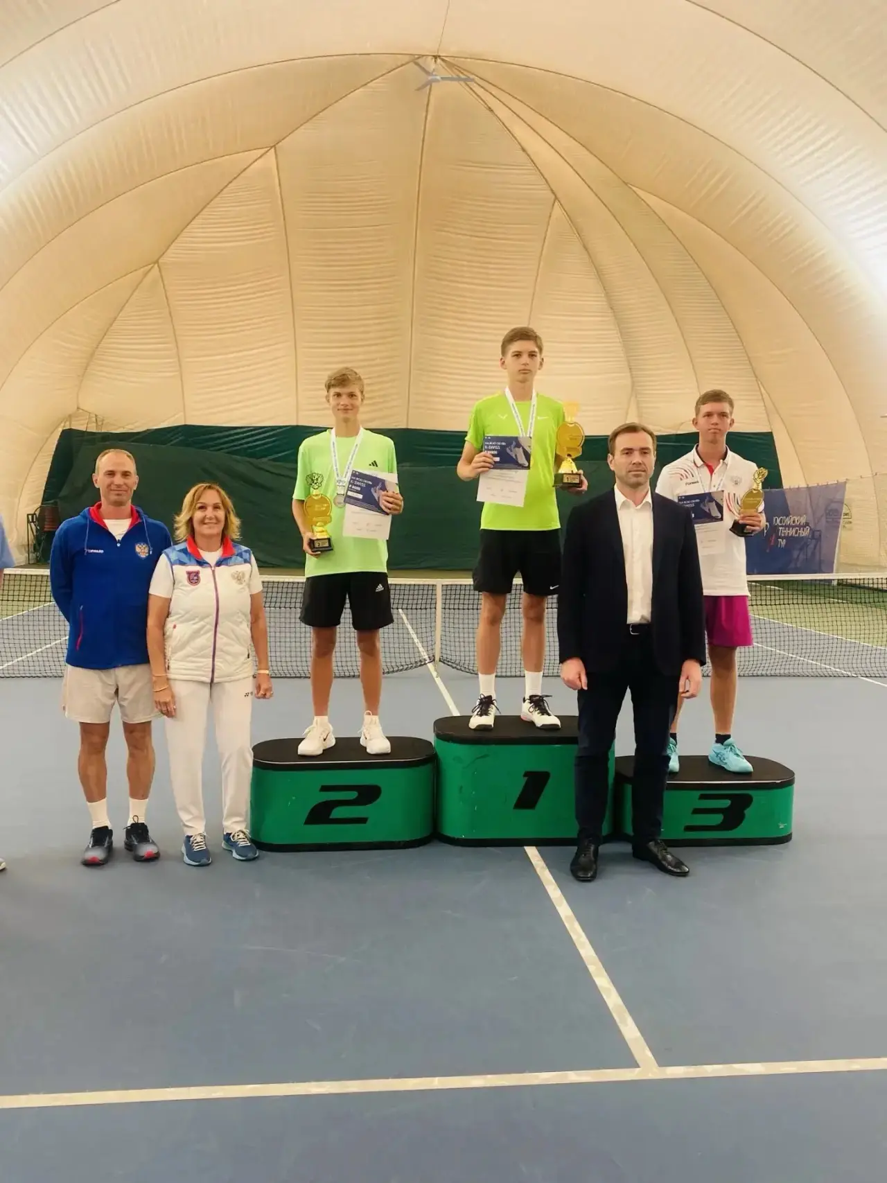 ⭐️ #Наши_таланты_1797 

🎾Ученик 9 класса «Г» Александр стал победителем Первенства России по большо