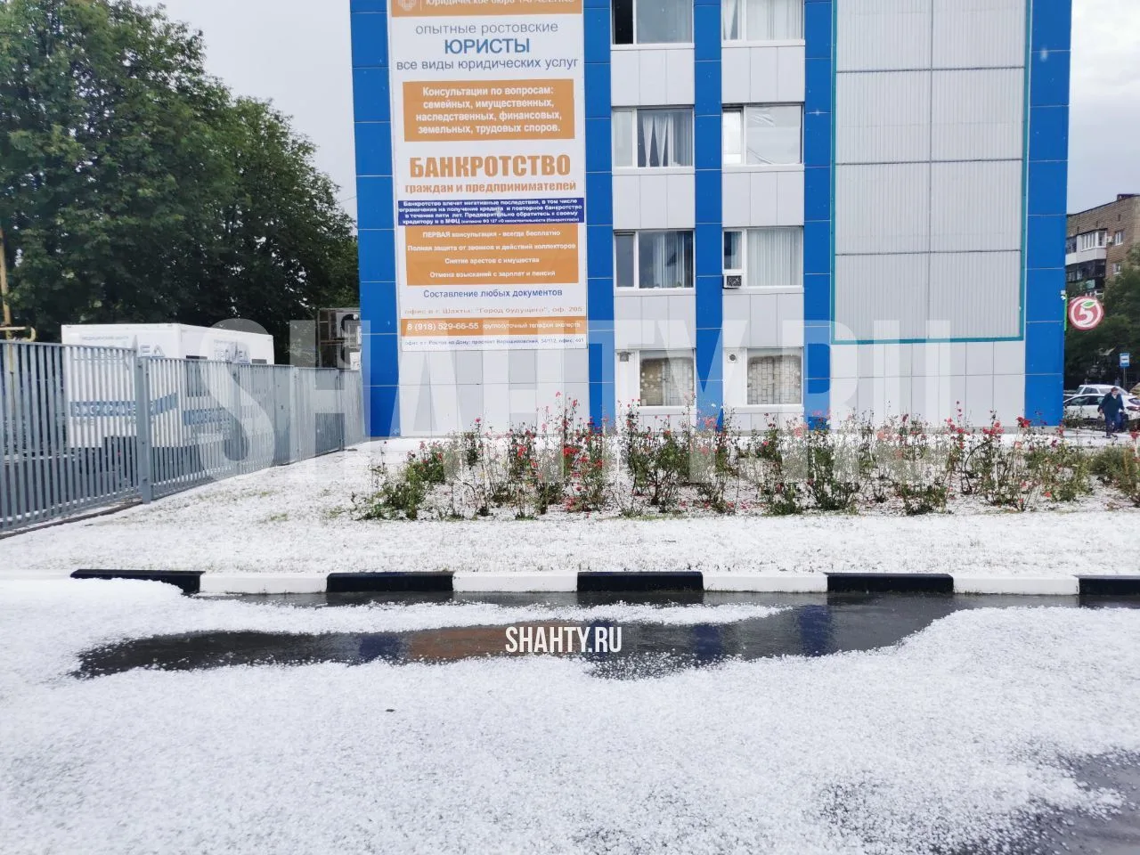 На Городе Будущего в Шахтах все засыпало градом. Как будто пришла зима. Красивое от под...