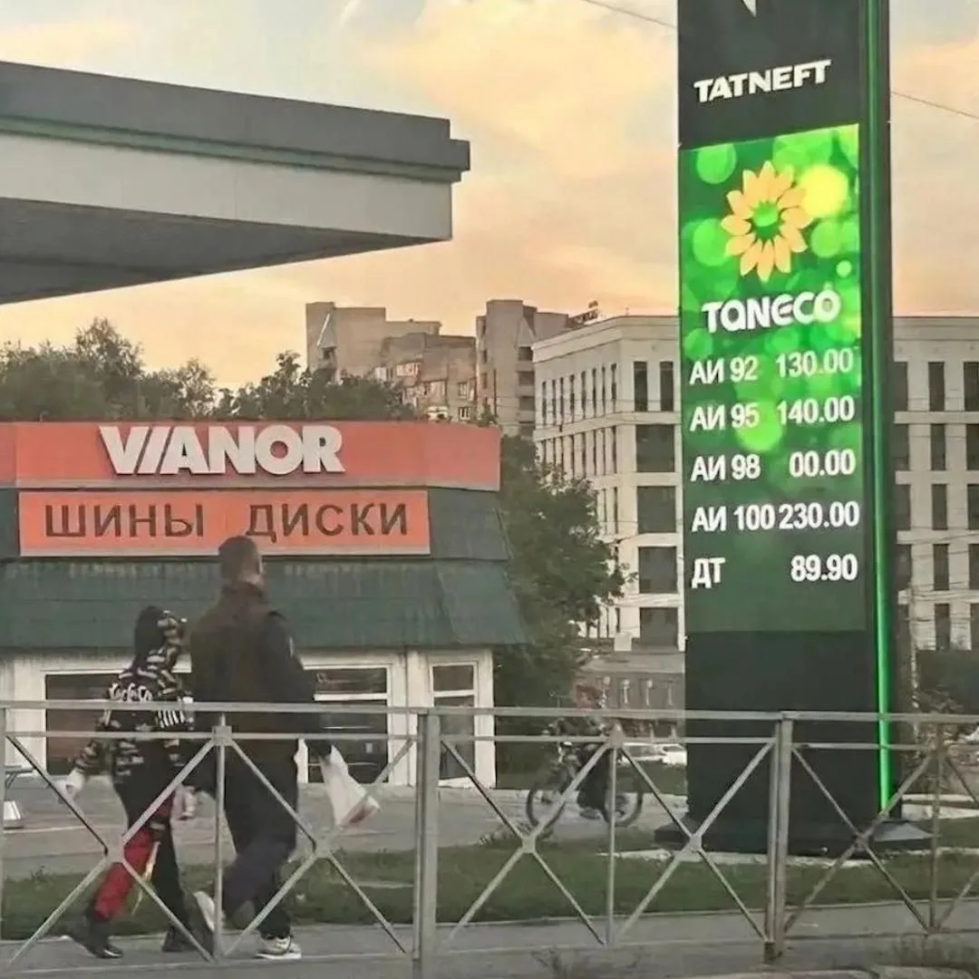 Цены на бензин на некоторых заправках в Новосибирске улетают в космос — сотый продают з...
