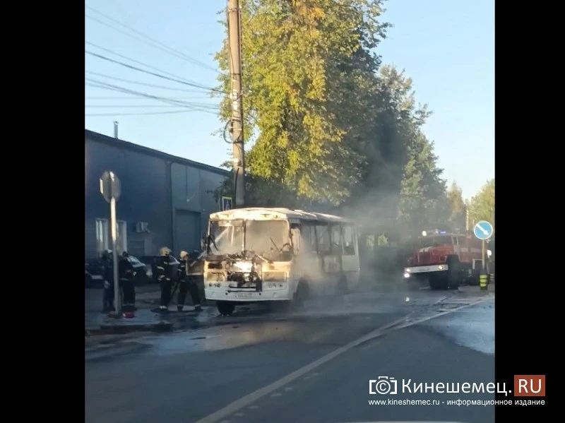 В Кинешме на улице Вичугской загорелся пассажирский автобус