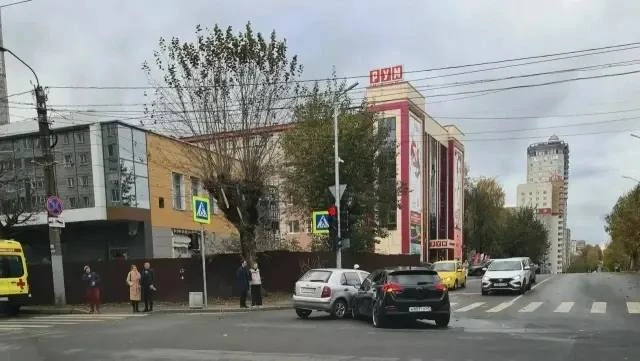 – ДТП на перекрёстке Ленина и Морозовской (Розы Люксембург) сегодня днем