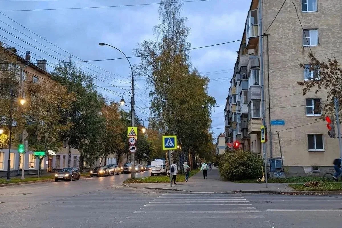 🚑 Сегодня примерно в шесть часов вечера в Вологде из окна верхнего этажа дома на ул. К...