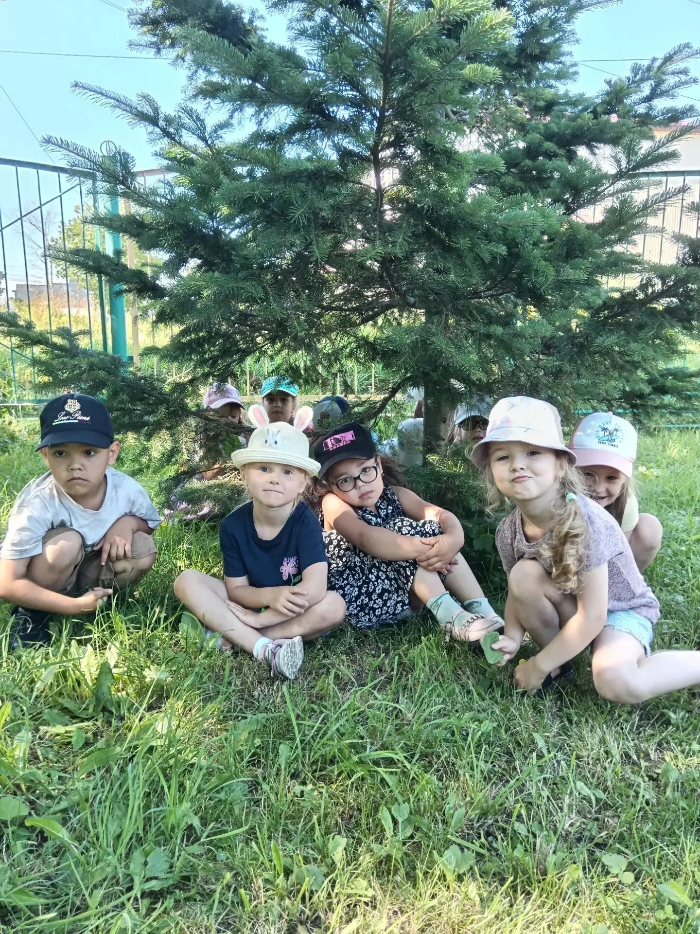 Лето в самом разгаре! На участке все расцвело: яркие клумбы, зеленая трава.
Тёплые деньки дарят детя