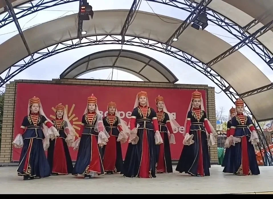 Хореографический коллектив "Созвездие" принял участие в праздничном концерте "По страницам любимых п