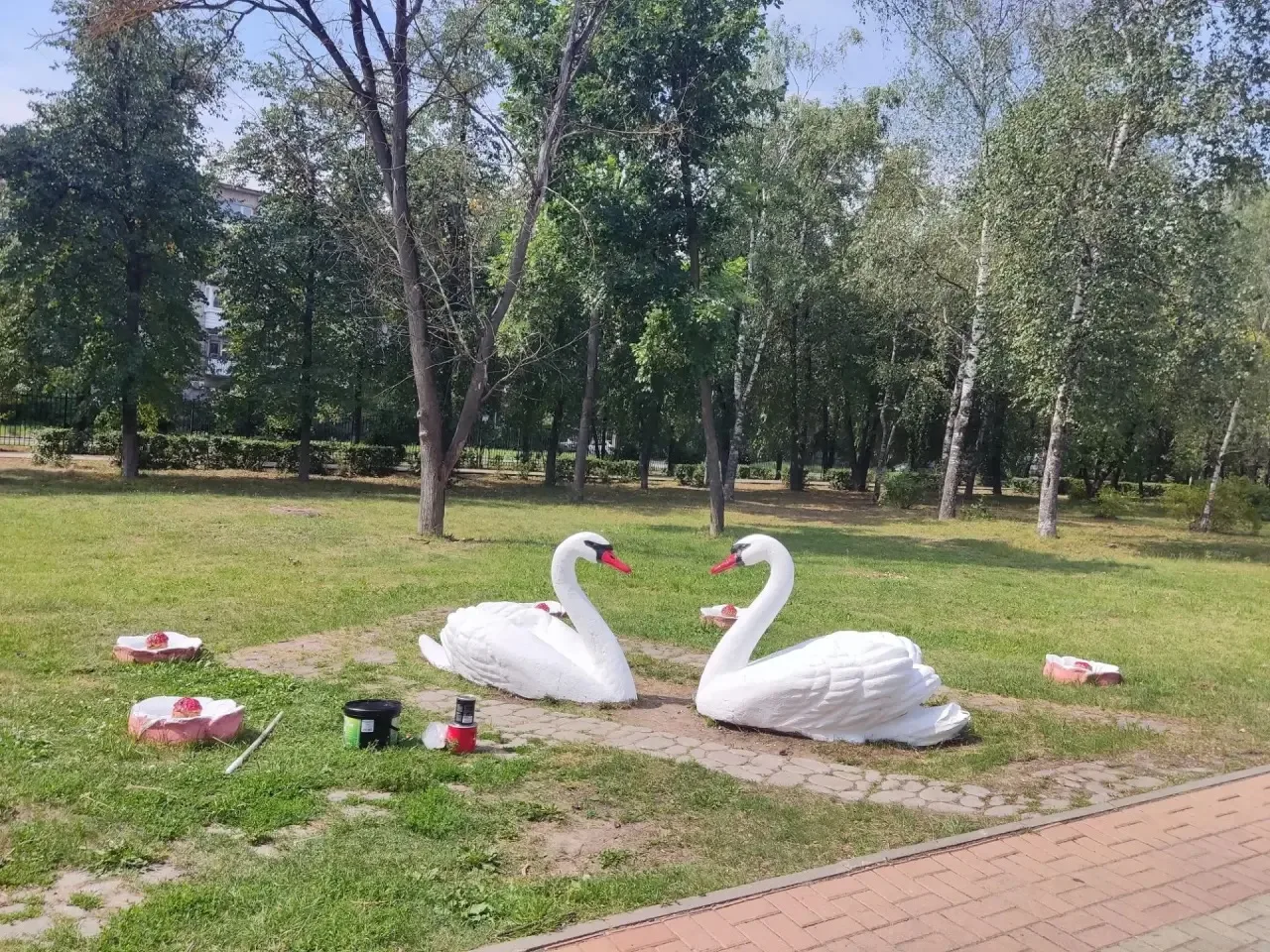 Продолжаем благоустройство парка «Радуга»!

Добрались до малых архитектурных форм — лебеди и павлин 