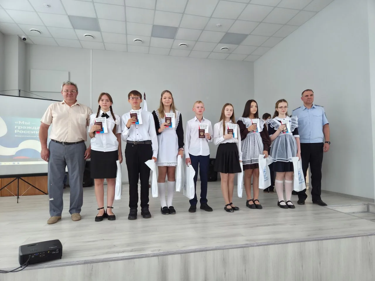 🇷🇺Торжественное вручение паспортов юным гражданам России!

🇷🇺Сегодня в честь Дня России в Сеймск