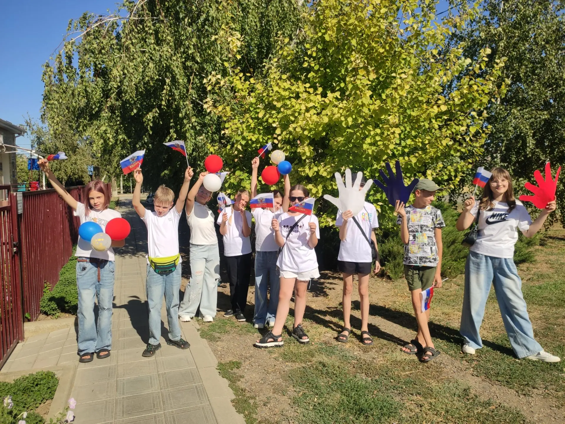 🎉 В нашей школе ко Дню Государственного флага РФ прошла акция «Российский триколор»! 🇷🇺