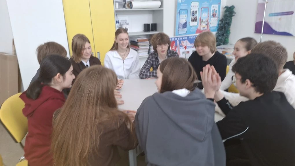Собрались, всё обсудили и идем дальше! 🚀  Привет, школа! Наш Совет Первых снова в деле. Прошло очере