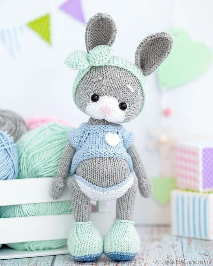 Девочки, ну разве не зефирка? 🐰 Милый заинька , связанный спицами. Он такой невероятно...
