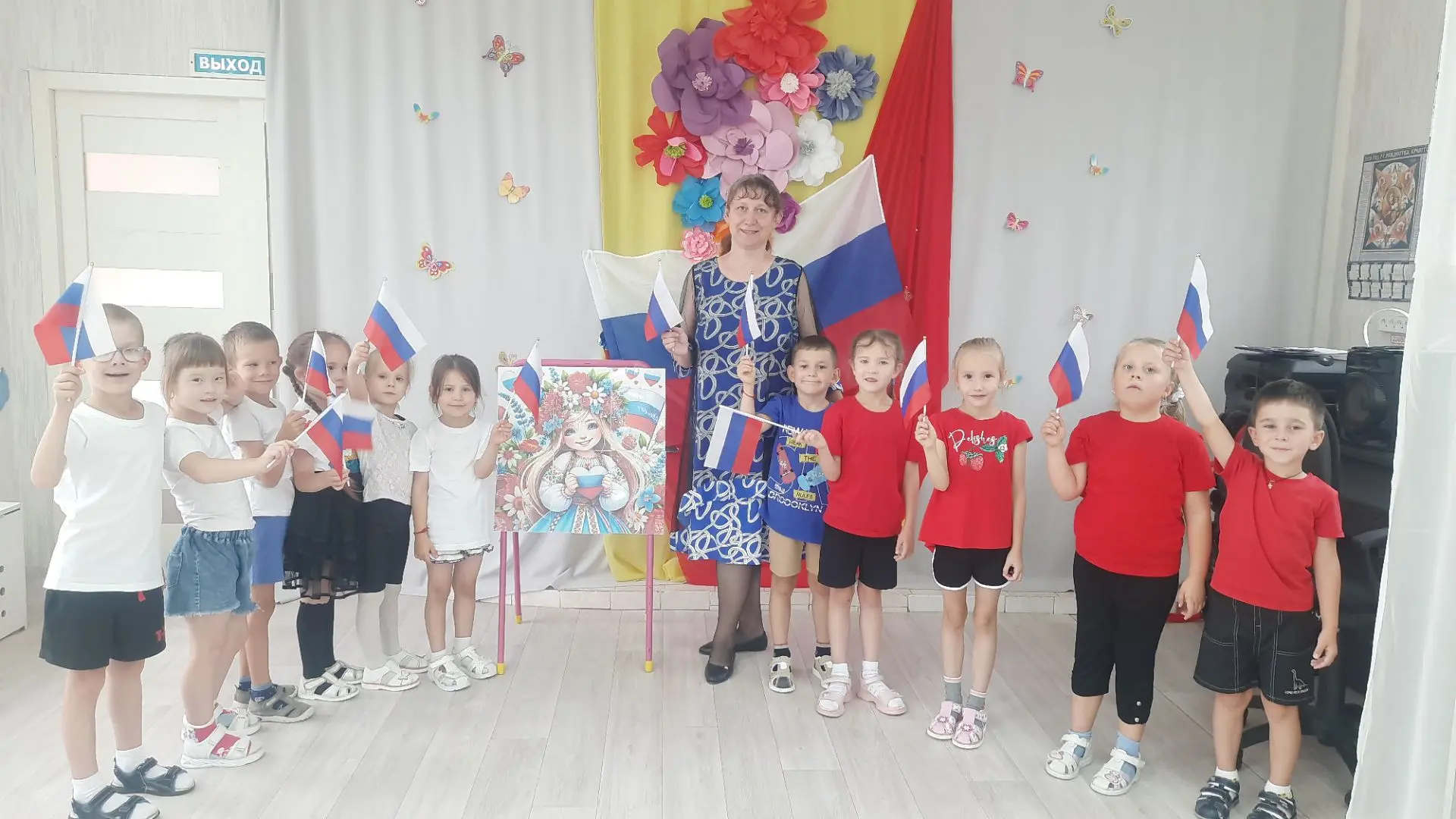 Сегодня наш детский сад отмечает День Государственного флага Российской Федерации. В че...