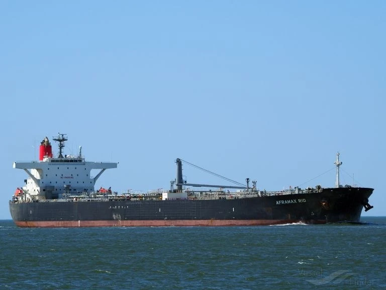 У побережья Черного моря горит танкер с нефтью после атаки беспилотных катеров