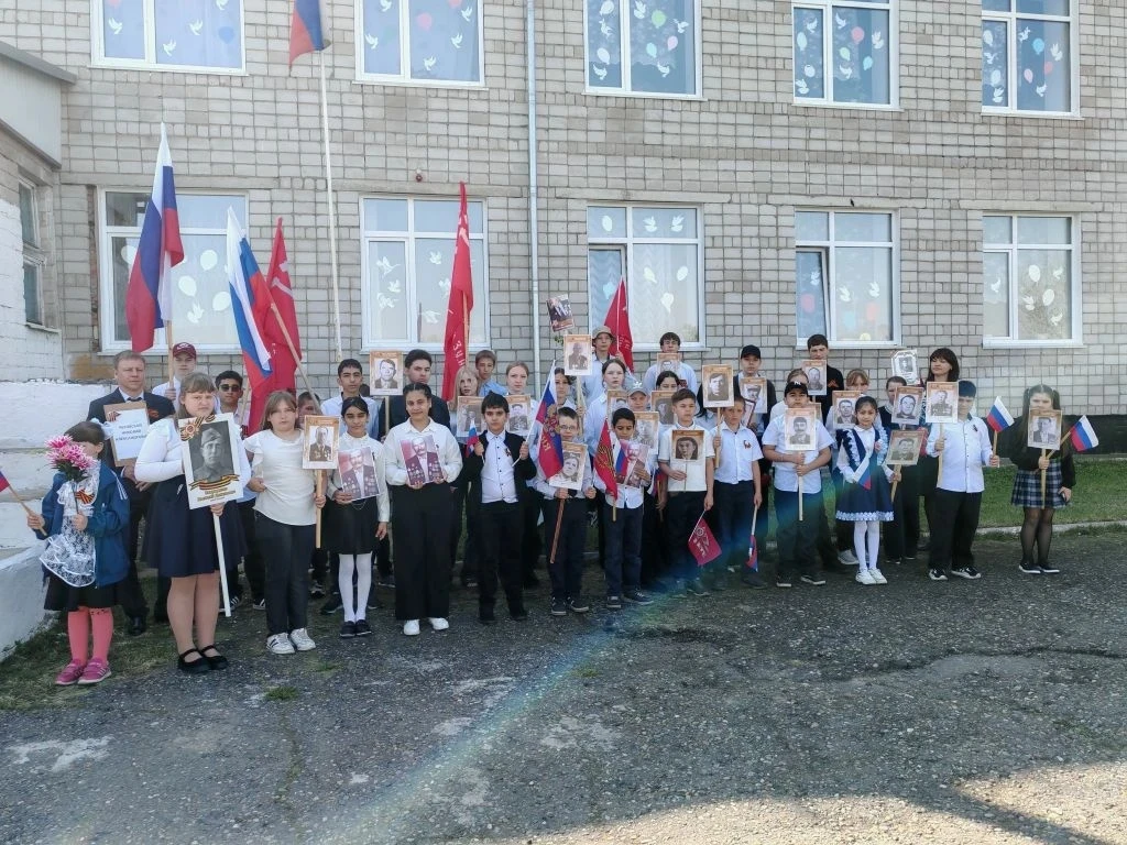 ⭐ Ученики Новотроицкой школы — в рядах «Бессмертного полка»!