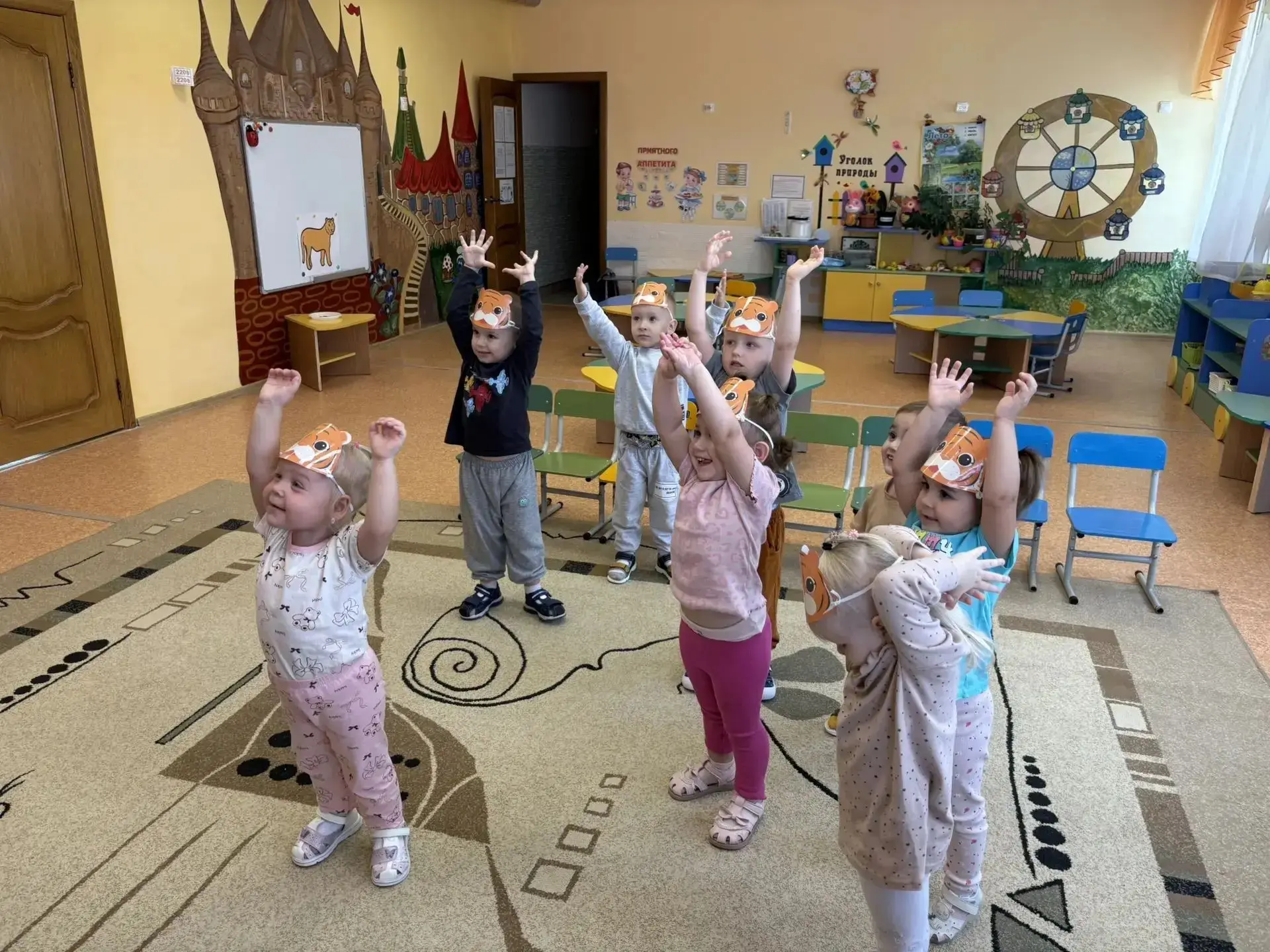 🐯 Сегодня в младшей группе было необычайно шумно, весело и... полосато! Мы отметили один из самых д
