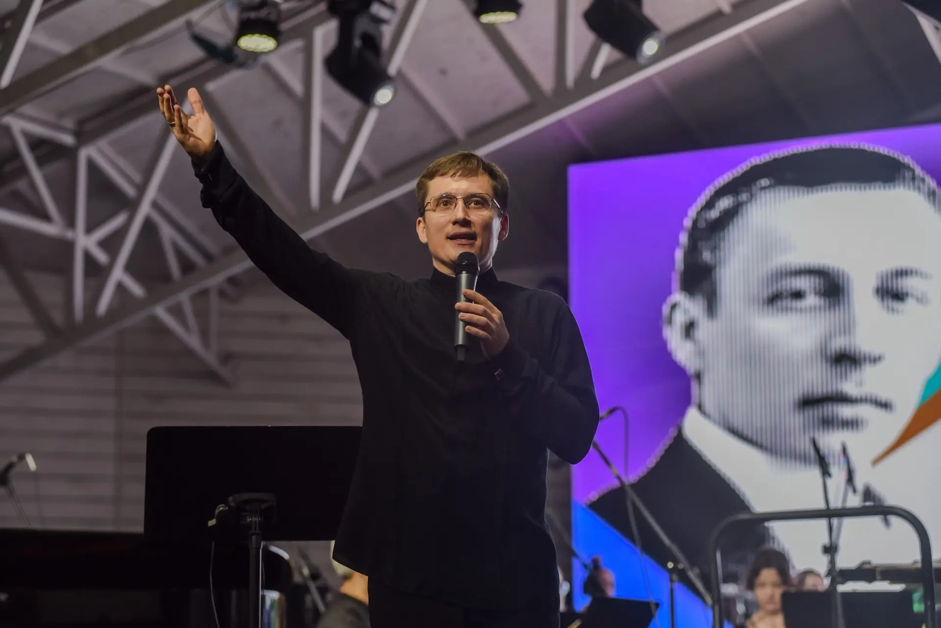 Сегодня праздник — День дирижёра!

Именно дирижёр объединяет десятки музыкантов в единое звучание, п