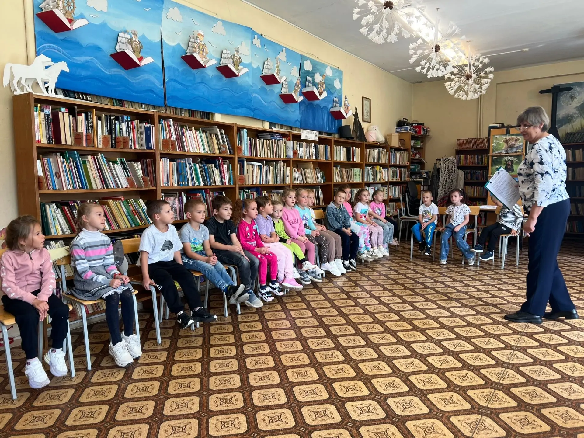 🕊️ Воспитанники группы «Золотая рыбка» посетили городскую библиотеку, где прошло темат...