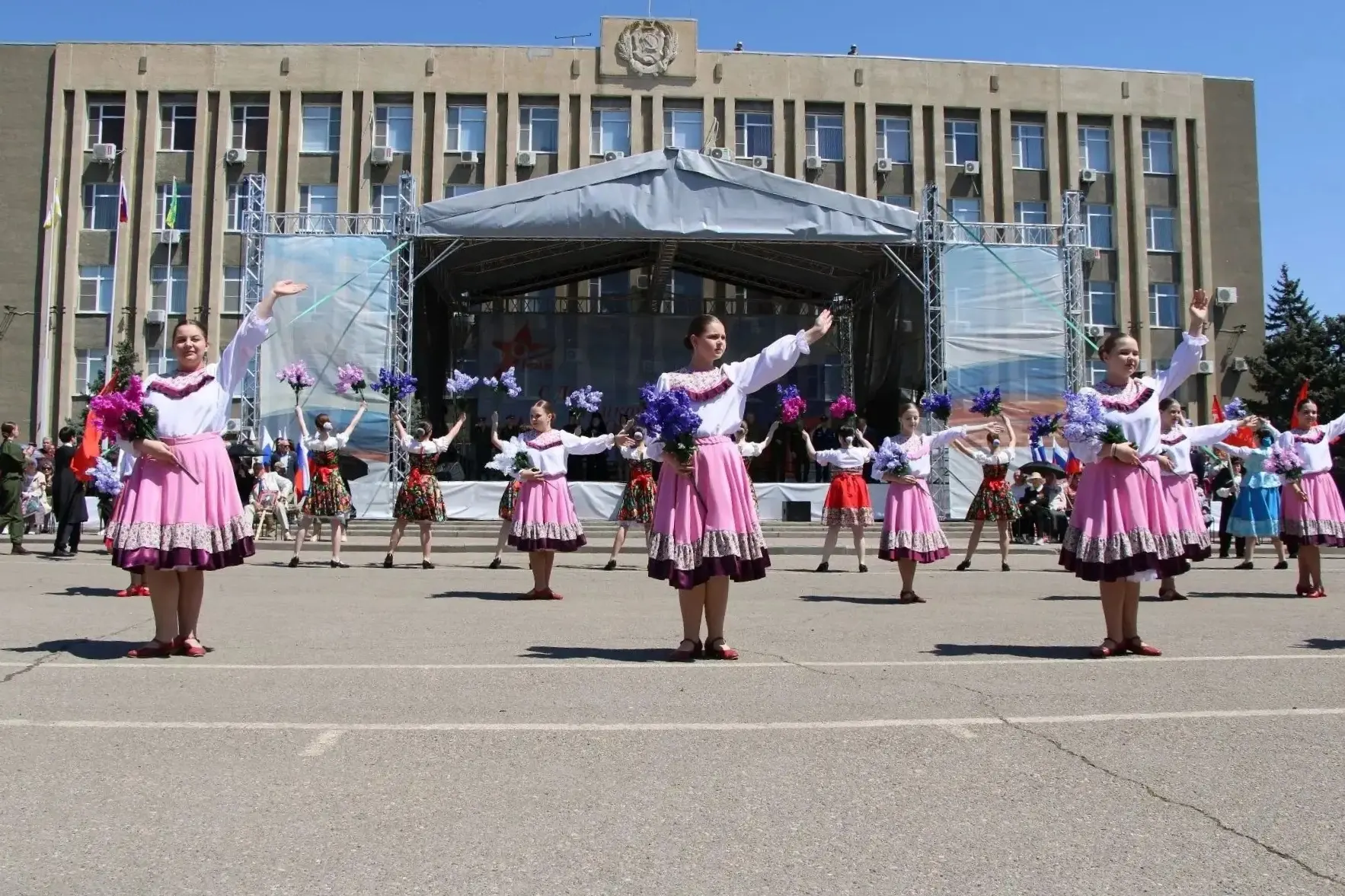 «Полотно памяти» пронесли по площади Будённовска в День Победы  Лейтмотивом всей праздничной програм