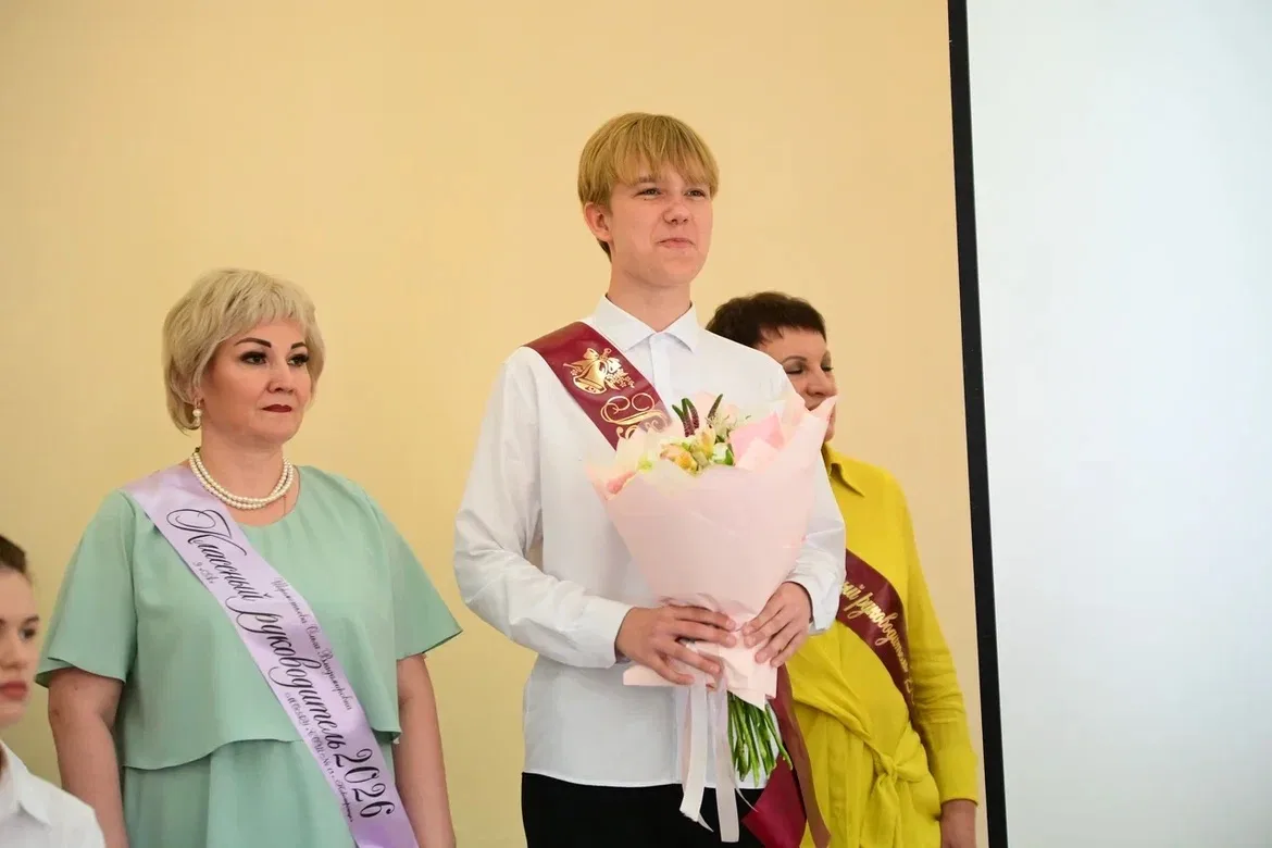 🔔 Сегодня в школах Новотроицка прозвенел последний звонок для выпускников.  Руководители Уральской С