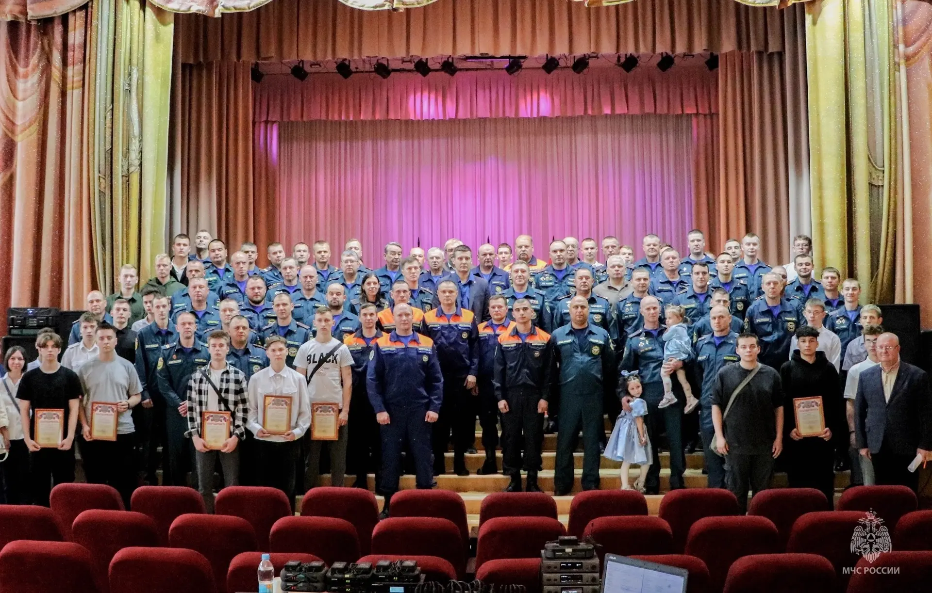 В преддверии Дня России 🇷🇺 в Великих Луках чествовали тех, кто ежедневно стоит на страже нашей без