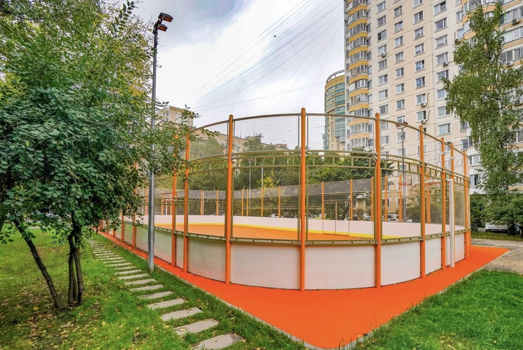 🏀 В разных районах Москвы появились новые площадки для баскетбола. Их обустроили во вр...