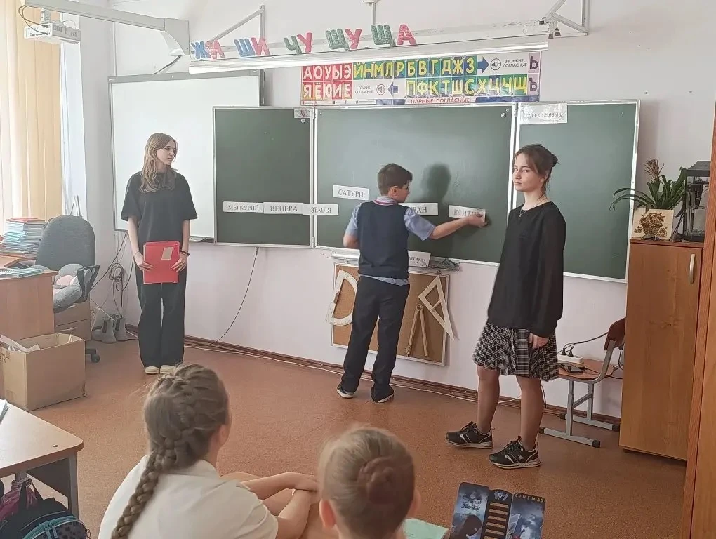 Вчера в корпусе нашей школы на Яхтенной прошли мероприятия, приуроченные к Дню космонавтики. Ученики