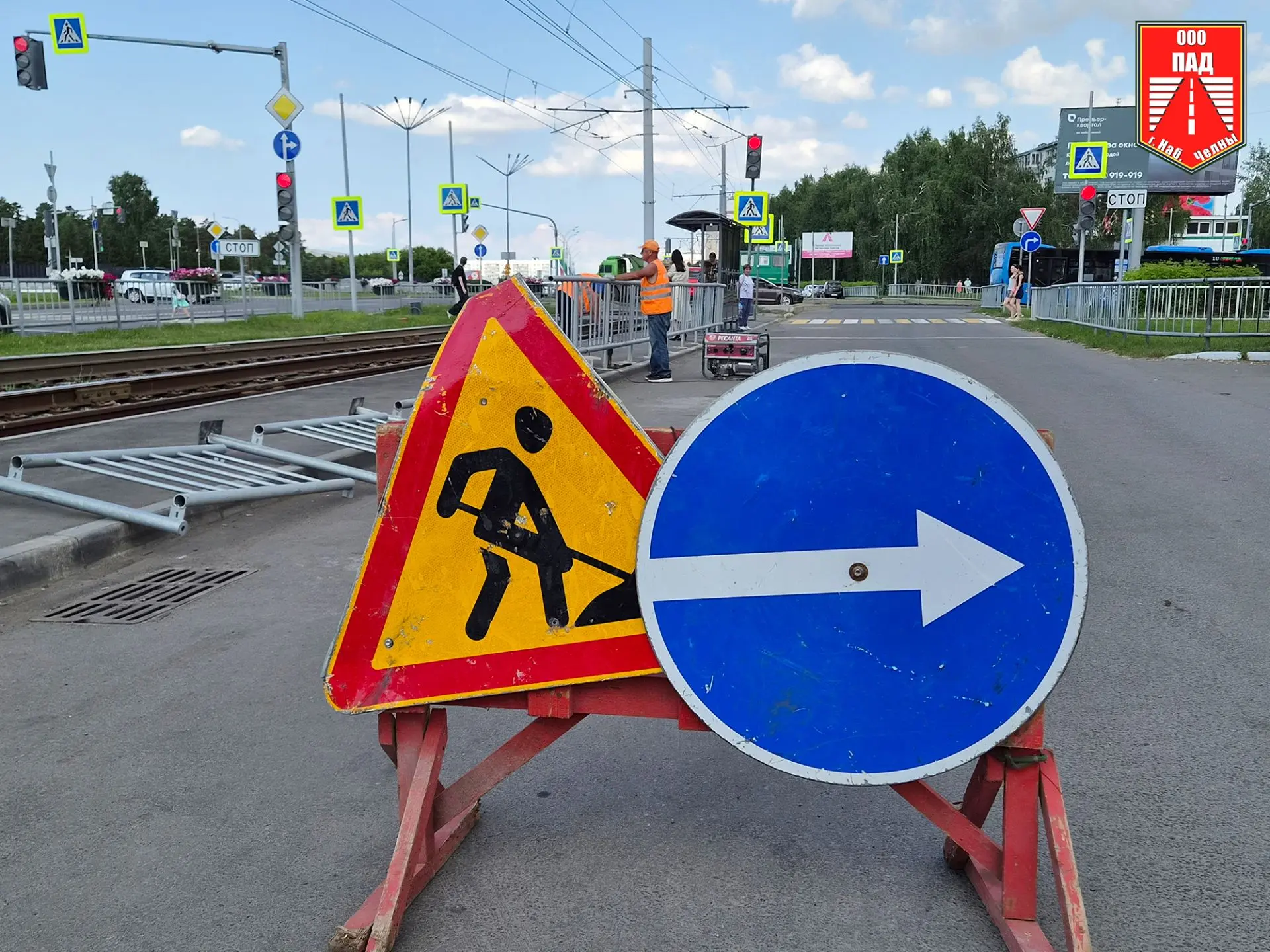 Специалисты Предприятия автомобильных дорог восстановили ограждение вблизи трамвайной о...