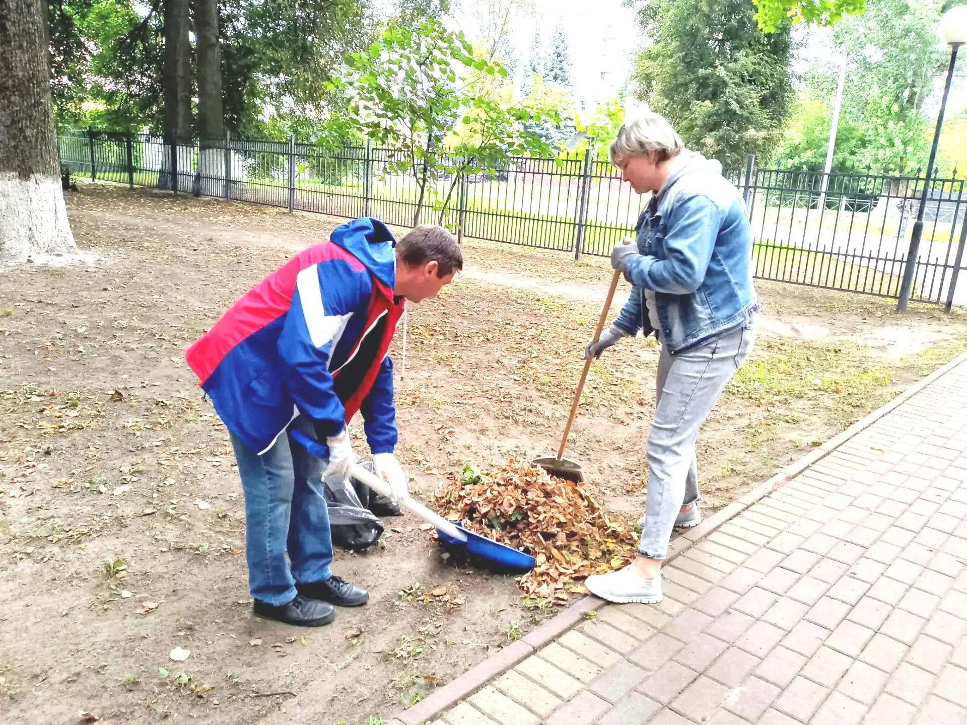 САНИТАРНАЯ ПЯТНИЦА: в парке навели порядок и чистоту