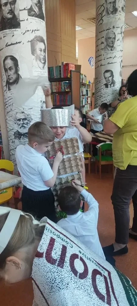 🎭 Творческое дефиле «Костюм из ничего» в библиотеке им. А. Лиханова  20 мая ученики 1 «А» класса вме