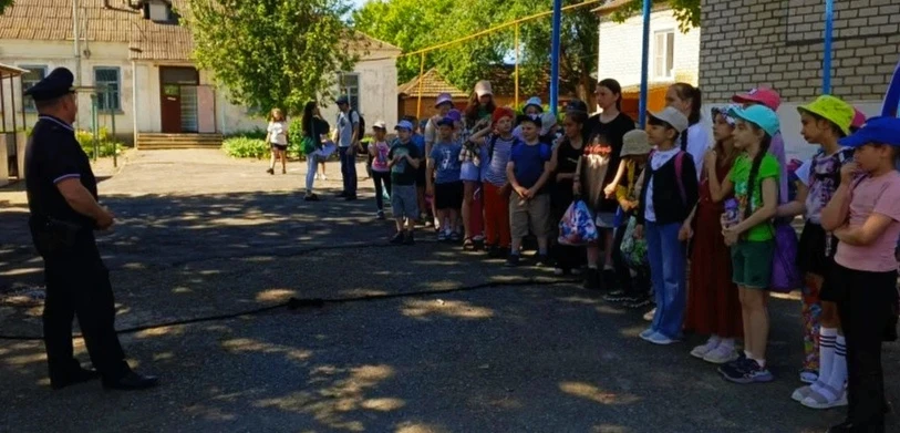 Пятый день в лагере «Улыбка» с дневным пребыванием детей МБУ ДО ЦДТ начался с линейки, музыкальной у