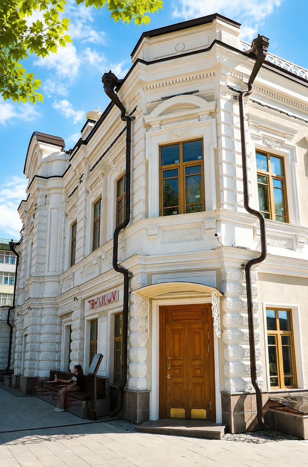 🏛 Этот особняк мог бы стоять где-нибудь в Петербурге