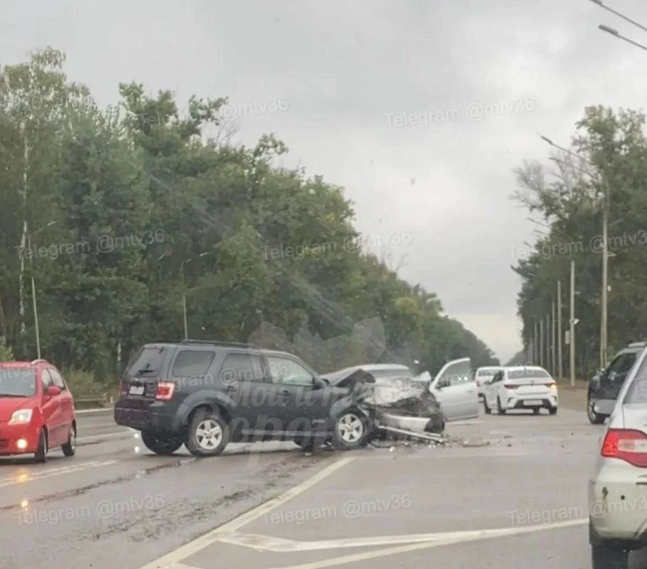 😨 В Воронеже спасатели вызволили водителя из разбитой в ДТП машины