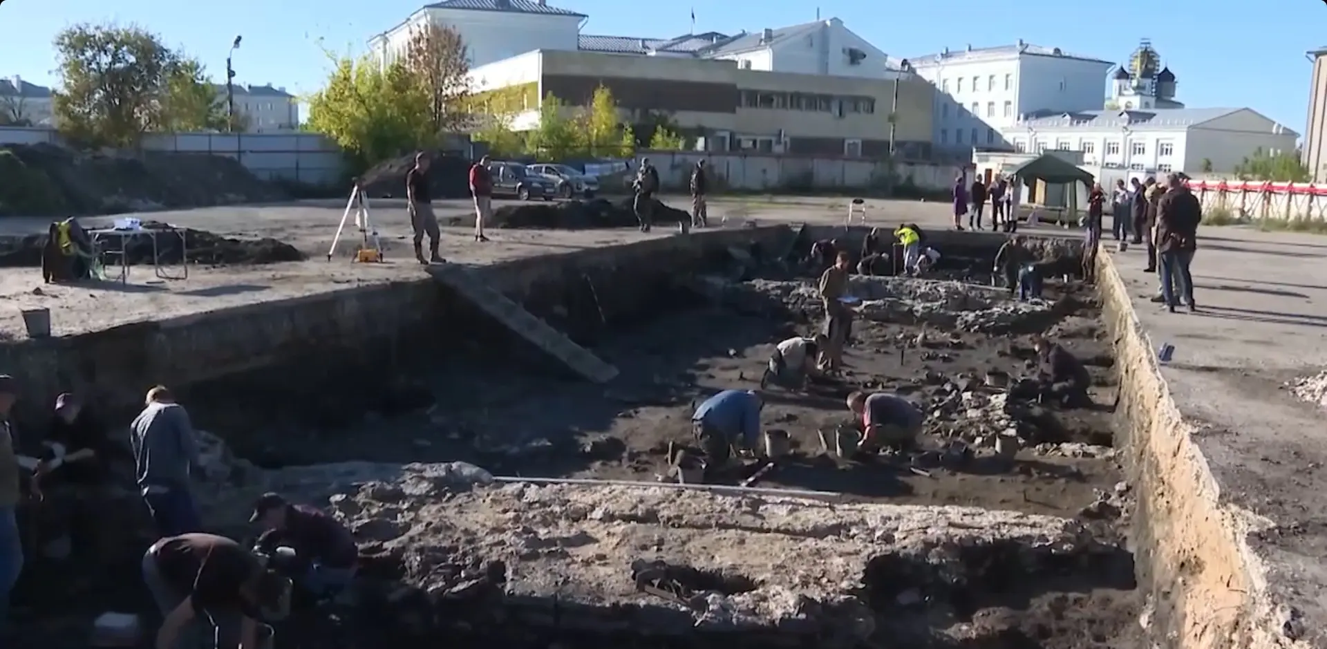Губернатор Ведерников осмотрел археологический раскоп в историческом центре Пскова. Раб...