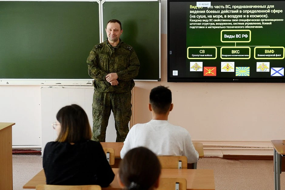Начальная военная подготовка появится в российских школах с 1 сентября.