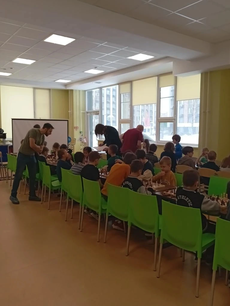 ✨ Сегодня нашей школе прошёл захватывающий шахматный турнир! ✨  Соревнования объединили ребят из раз