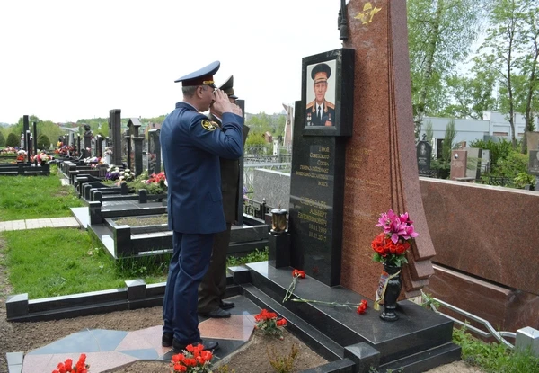 Руководство и ветераны академии в честь 81-й годовщины Великой Победы возложили цветы к Вечному огню