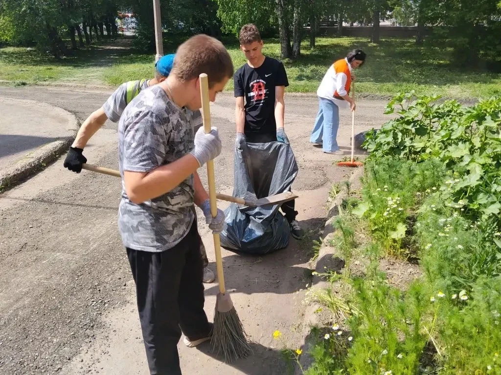 🌿 Забота о родном городе: волонтеры «Добро.Центра» продолжают благоустройство Юрги!

Волонтеры «Доб