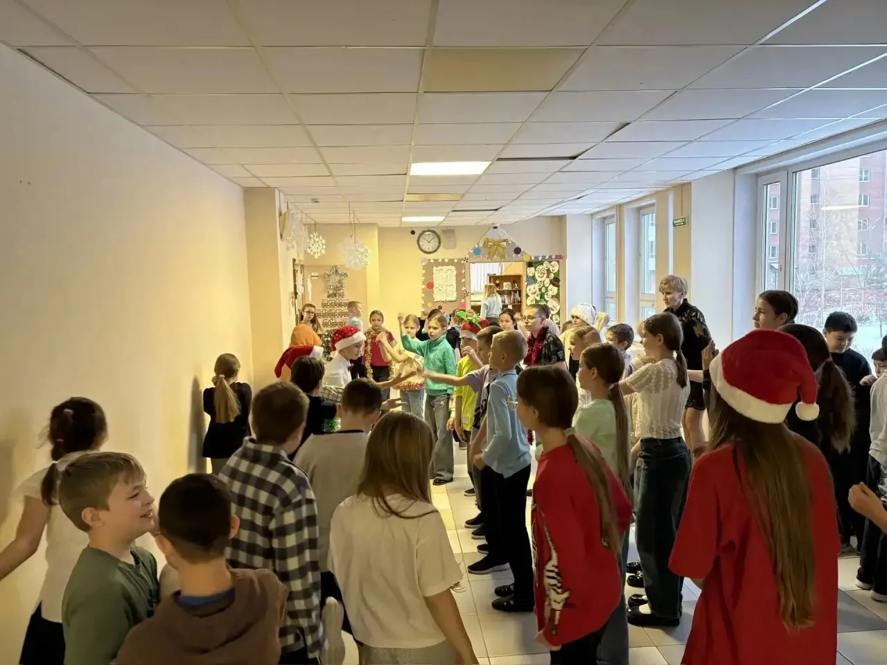 25 и 26 декабря учащиеся 4 «Д» класса проводили новогодний флешмоб для всех ребят начальной школы. Д
