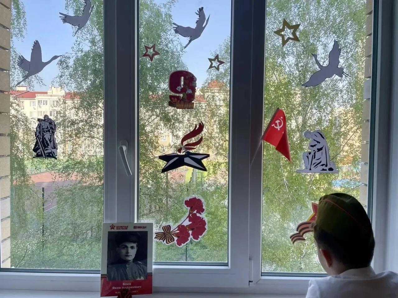 Присоединяемся к Всероссийской акции #ОкнаПобеды! 🇷🇺  В преддверии 9 Мая наша школа украсила окна си