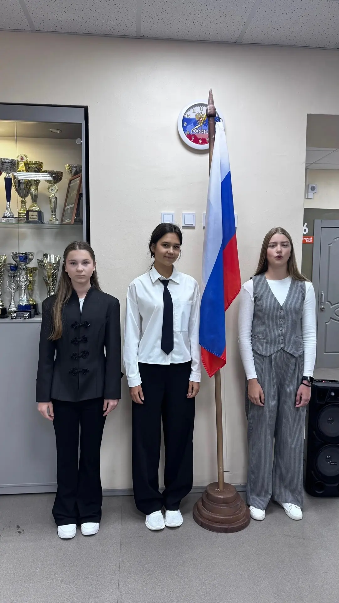 🇷🇺Новая учебная неделя в школе началась с главных символов нашей страны!