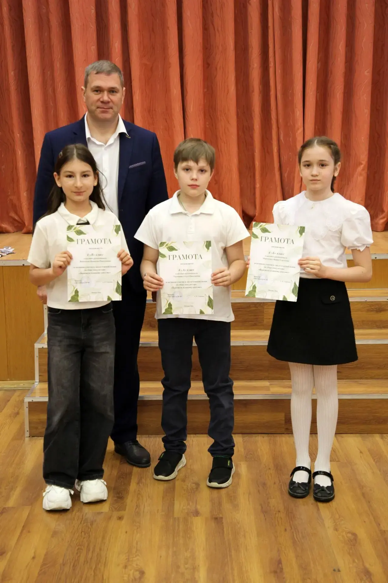 Торжественная линейка 3–4 классов  🌟 После самых юных учеников корпуса на Путевом проезде на торжест