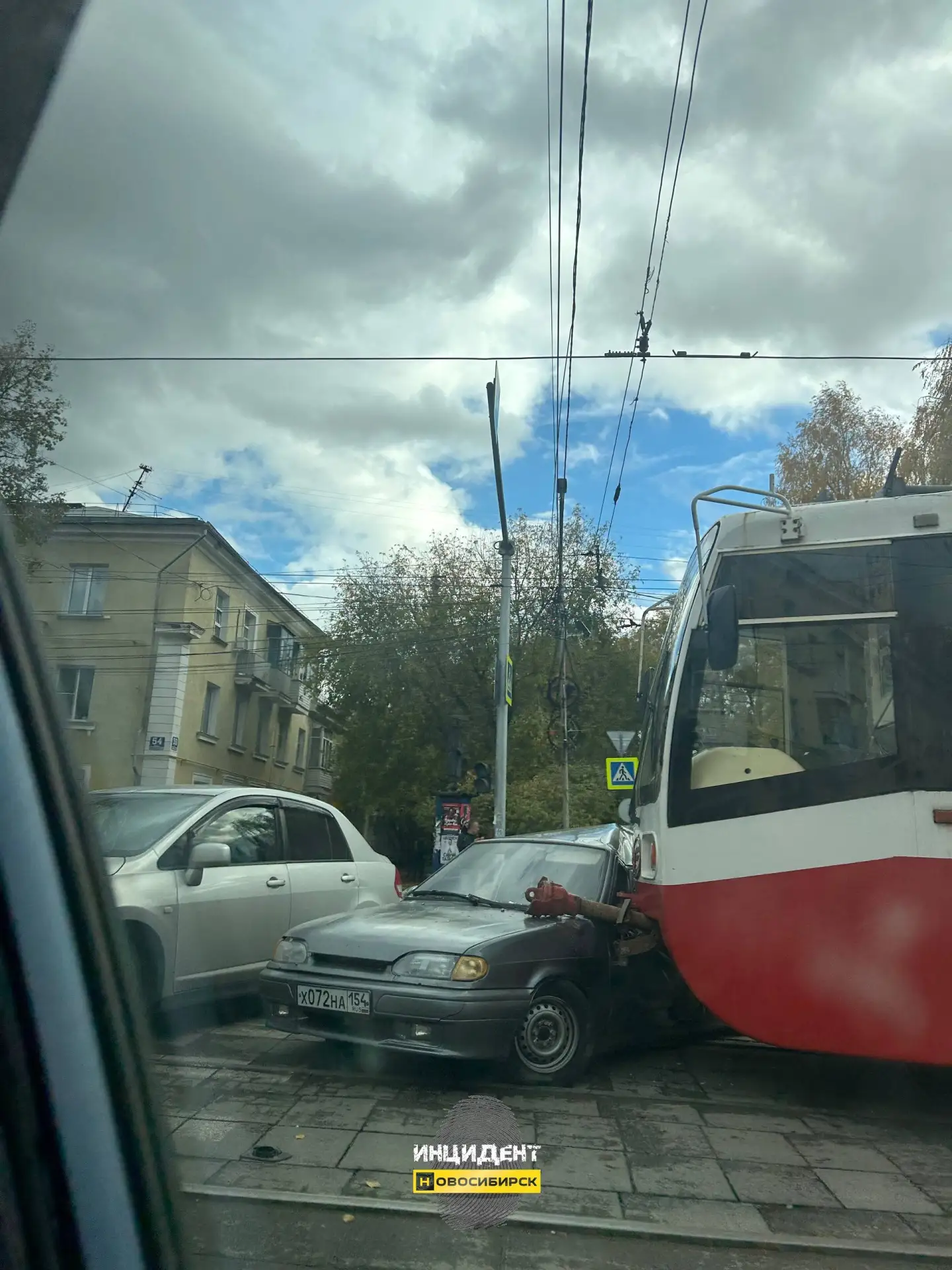 Сегодня днём на улице Богдана Хмельницкого, в районе ДК им. Горького, трамвай протарани...