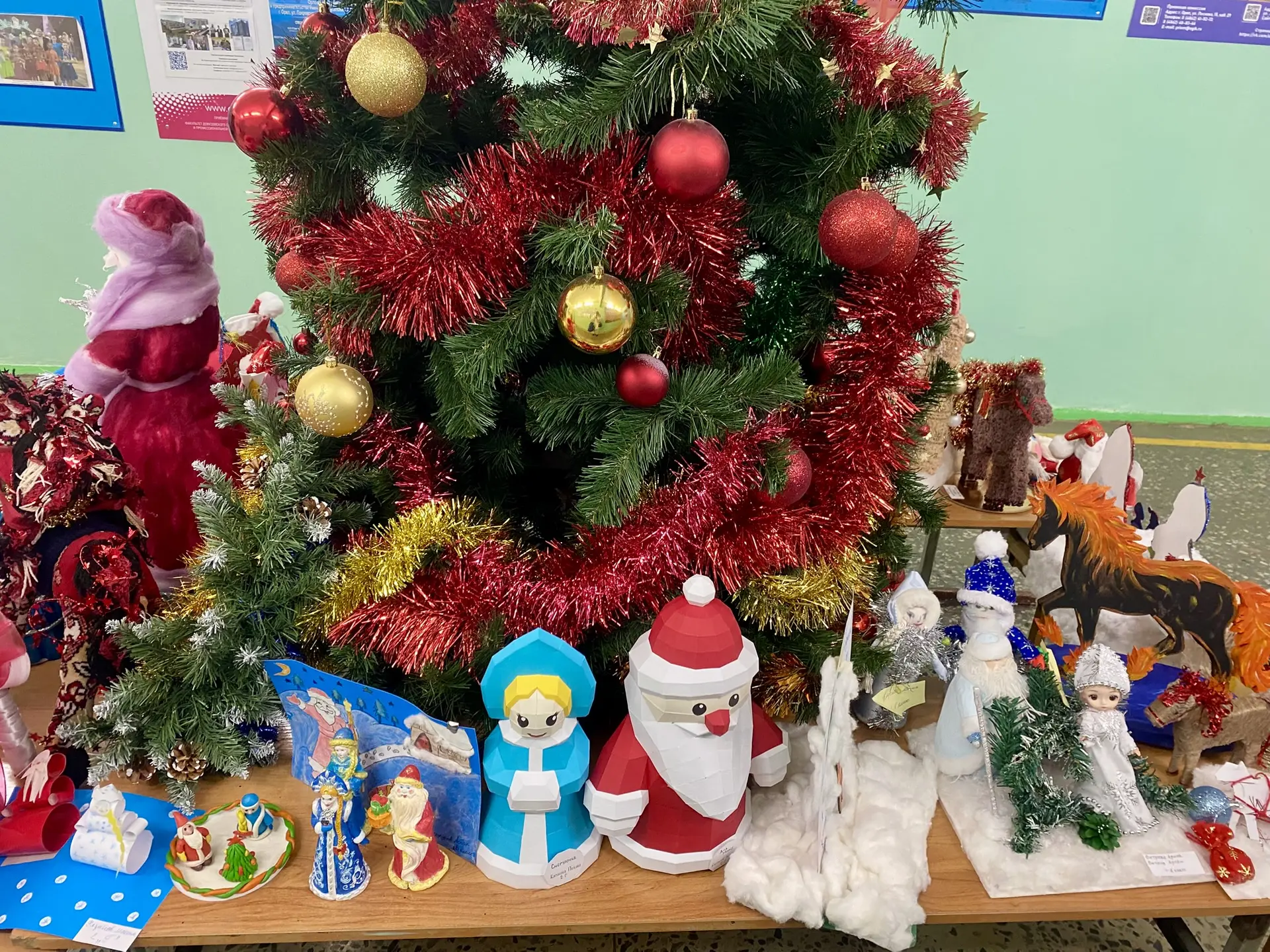 Продолжаем наш новогодний марафон!  Благодаря ученикам начальных классов, их родителям и педагогам, 